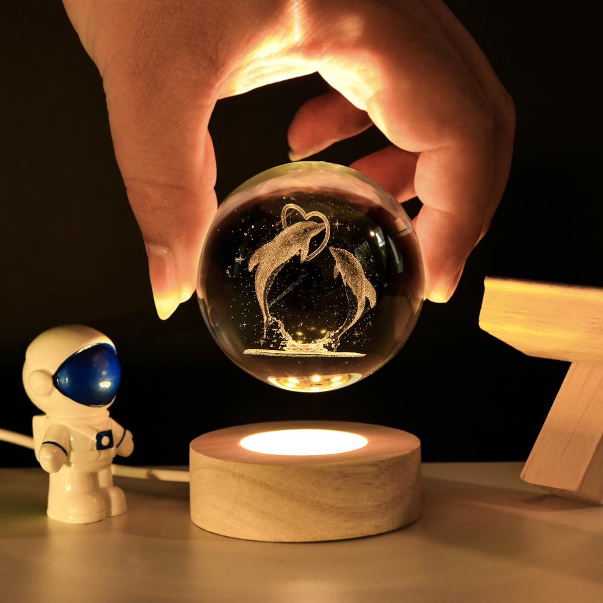 3D Dolphin Crystal Ball Night Light,Dolphin Figurine Lamp,Decorative Glass Sphere Ball Paperweight Crystal Sea Animal Decorations for Home(2.4 in)